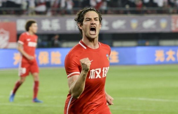 亚冠集结日走向成谜，里昂完成体检，话题不断，更衣室氛围转暖(综文野异能力是妈妈的爱)